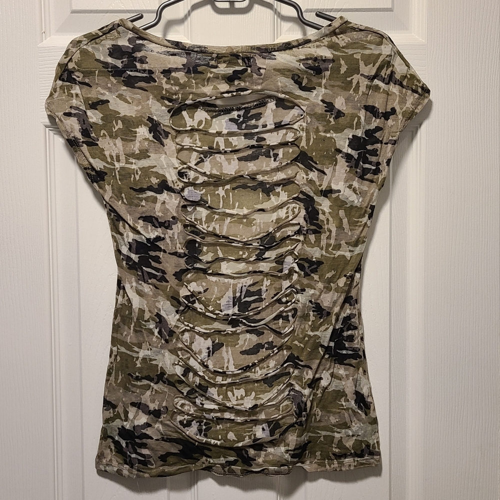 Wet Seal Slashed Back Camo Tee, Size M - Picture 3 of 6